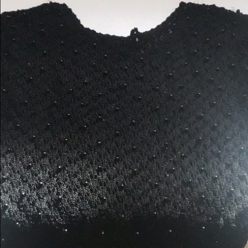 ⬇️Price Dropped ⬇️Vintage slip on black crotched top with black pearls